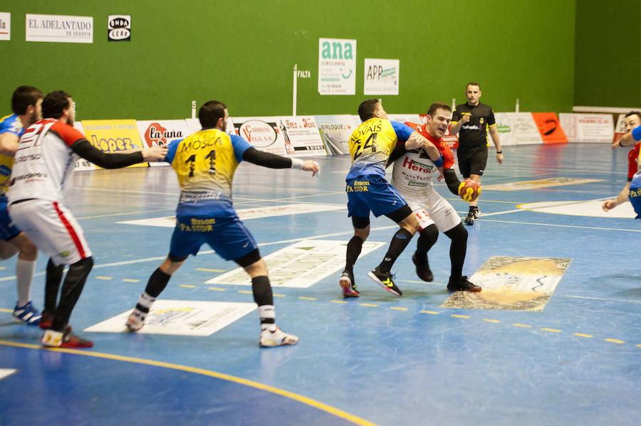 Alonso Moreno intenta avanzar ante la oposición de un jugador del Villa de Aranda.