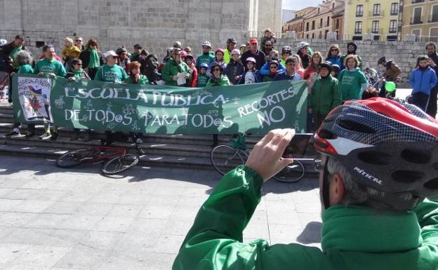 Concentración al final de la bicicletada en la plaza de Portugalete.