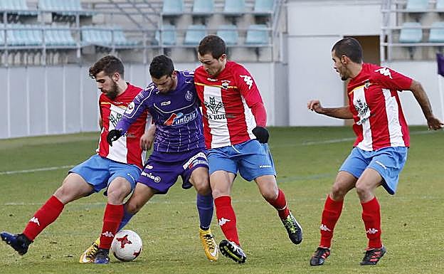 Varios jugadores del Atlético Tordesillas intentan robar un balón en un encuentro anterior.
