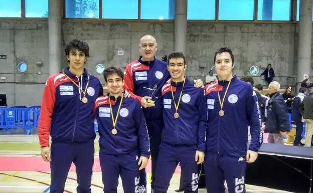 Equipo de espada júnior, junto a Moncho Alarcia, que se hizo con el bronce