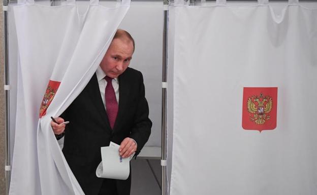 Imagen principal - Los datos oficiales confirman la abrumadora victoria de Putin en las presidenciales