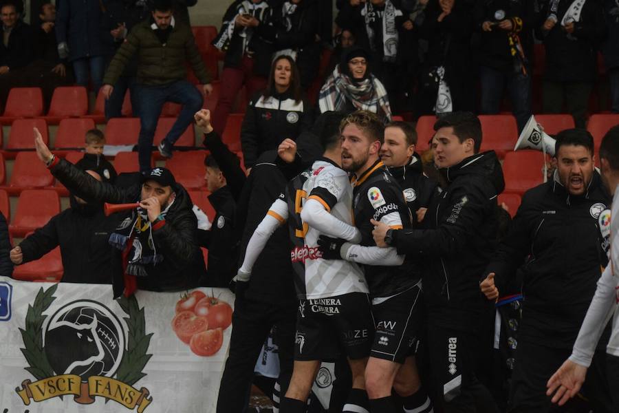 El equipo salmantino gana en el 90 con un tanto de Diego Abad y se aúpa de nuevo al primer puesto tras el empate del Astorga con el Salmantino