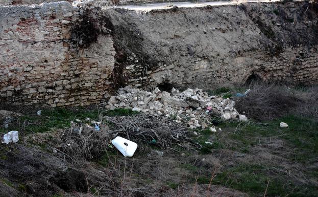 Imagen de las piedras desprendidas del puente.