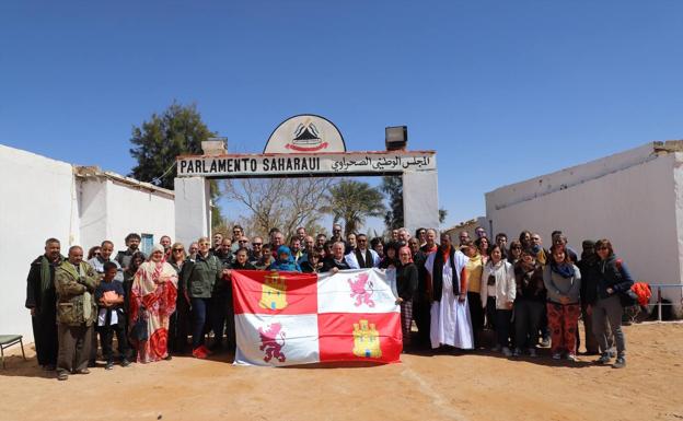 La delegación de Castilla y León visita el Parlamento Saharaui.