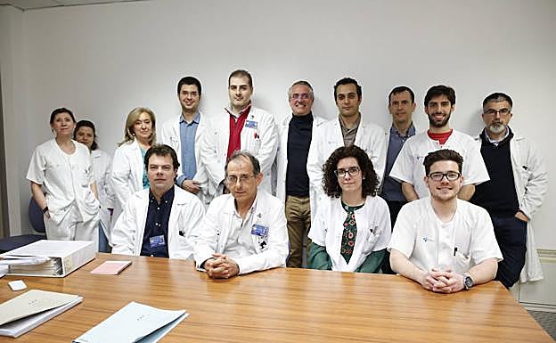 equipo de este servicio está formado por ocho radiofísicos, repartidos en la sección de radioterapia y diagnóstico por imagen, así comocinco técnicos de radioterapia, los residentes de la especialidad y una auxiliar administrativa.