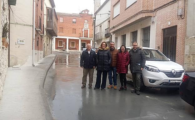 Armsén, segunda por la izquierda, en la visita a Cevico de la Torre.
