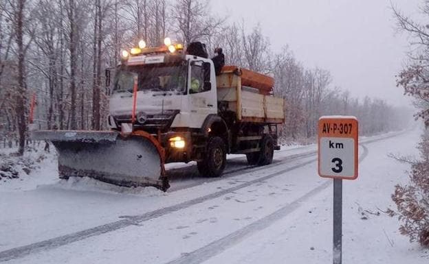 Maquinaria actuando en carreteras provinciales afectadas por la nieve en Ávila.