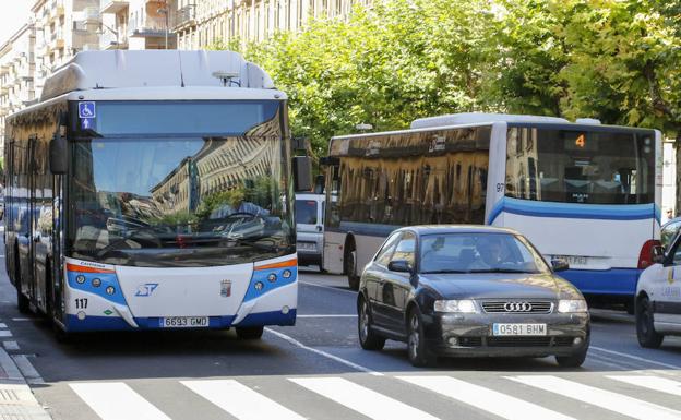 Autobuses urbanos en el centro de la ciudad.