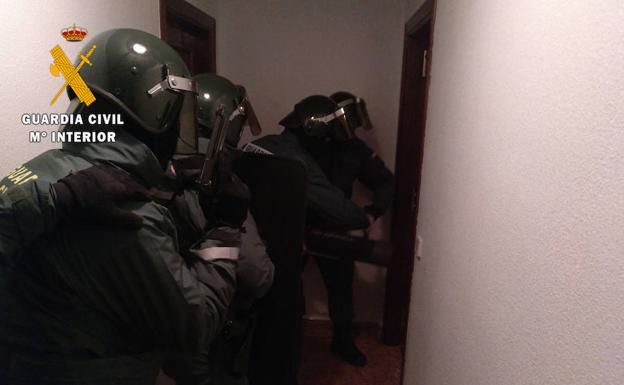 Agentes de la Guardia Civil entran en uno de los domicilios registrados.