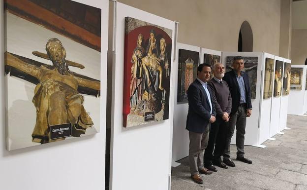 Javier García, Antonio Cea y Julián Barrera, en la muestra fotográfica de La Salina. 