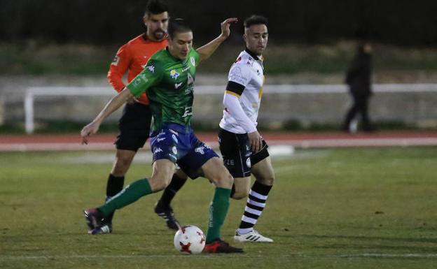 Arroyo persigue a Diego del Castillo en el partido ante el Astorga. 