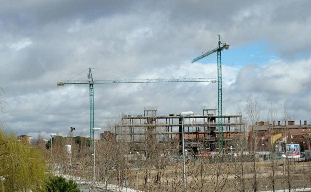 Obras de construcción de un edificio en el plan parcial Ribera de Santo Domingo, junto al Callejón de la Alcoholera. 