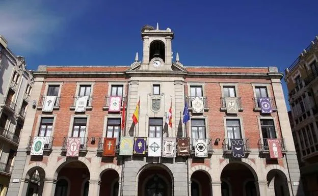 Reposteros de las cofradías colocados en la fachada principal del Ayuntamiento de Zamora.