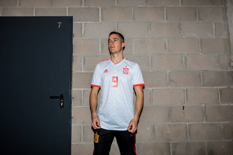 Adidas ha hecho oficial la segunda equipación que lucirá España en el Mundial de Rusia 2018, de un color azul claro en una camiseta que en sus tonos hace un homenaje a la segunda de la Eurocopa 2012 conquistada en Kiev.