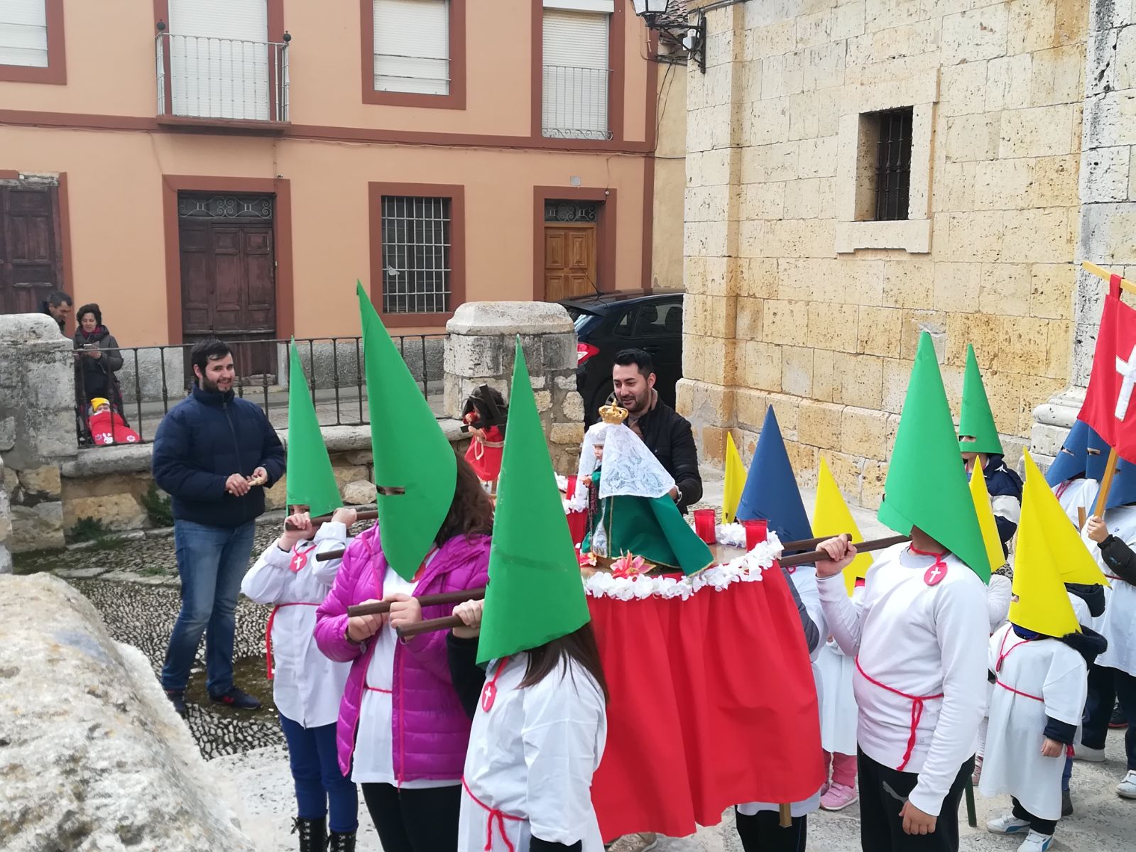 Fotos: Procesión infantil en Torrelobatón con los niños del colegio Padre Hoyos