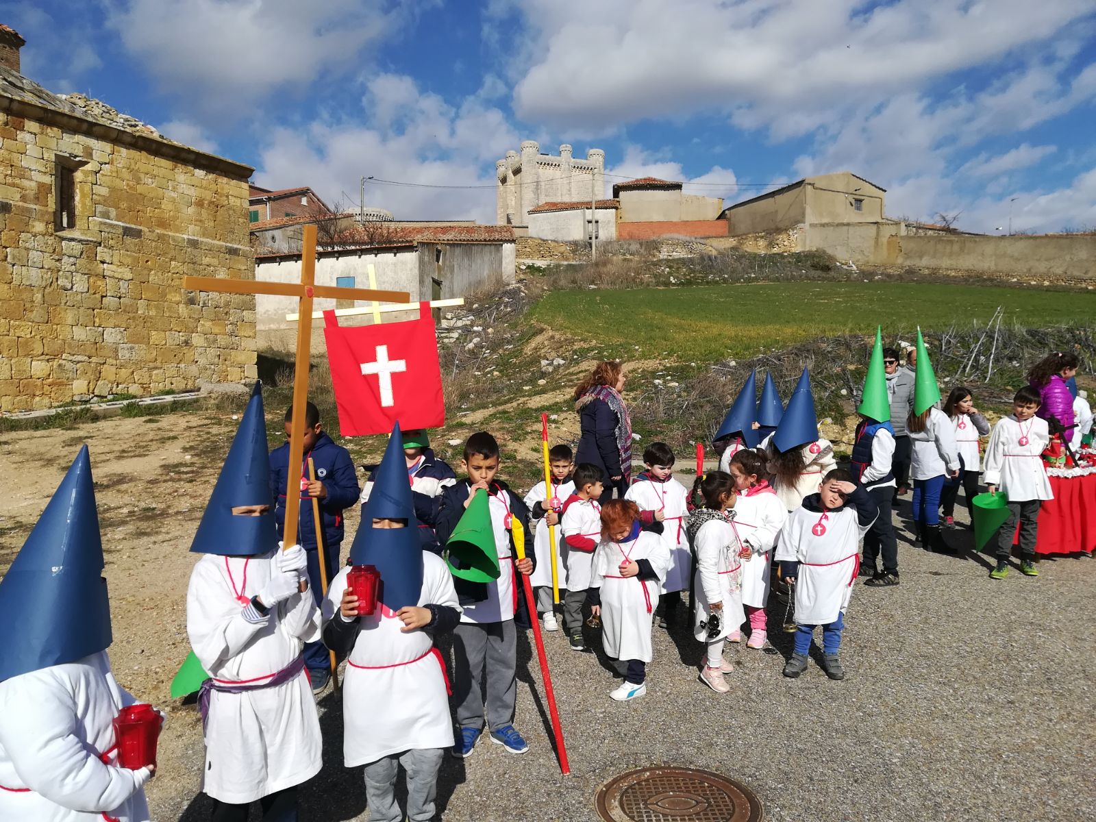 Fotos: Procesión infantil en Torrelobatón con los niños del colegio Padre Hoyos