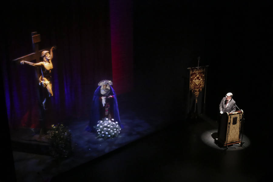 No quiso dejar pasar la oportunidad en el inicio de su pregón de mencionar a la organización que preside, Proyecto Hombre de Salamanca