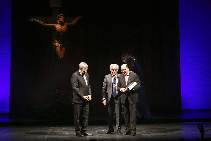 No quiso dejar pasar la oportunidad en el inicio de su pregón de mencionar a la organización que preside, Proyecto Hombre de Salamanca