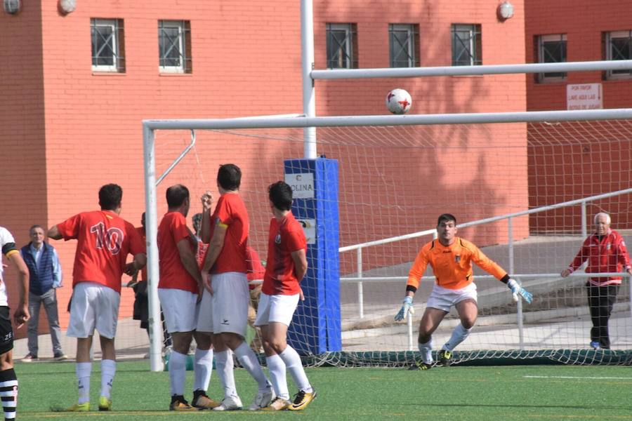 Pana, portero del Burgos, en una falta en el partido ante Unionistas de la primera vuelta. 