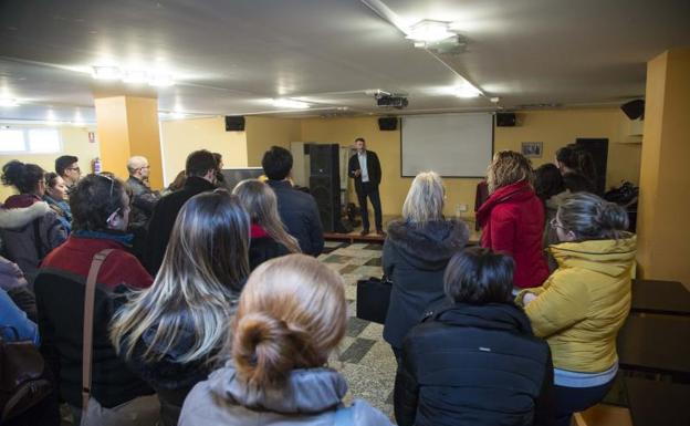 Trabajadores de Lindorff en la asamblea convocada por UGT. 