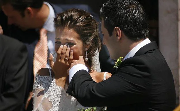 Paula Echevarría, emocionada en el día de su boda con David Bustamante hace once años.