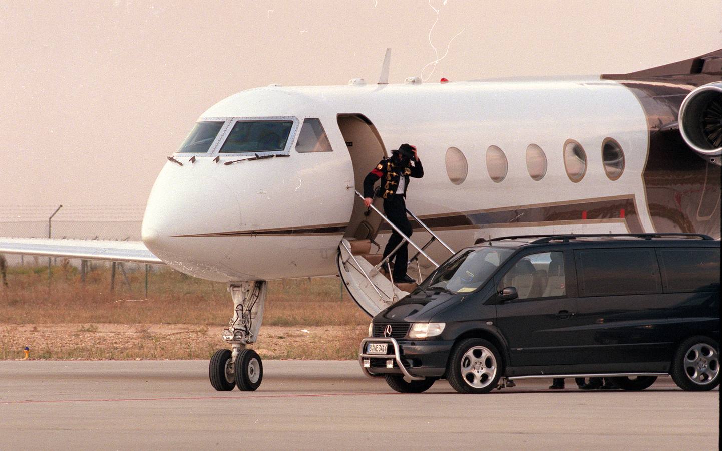 06.09.97 Michael Jackson llegó a Villanubla en su avioneta y dejó a sus fans con las ganas de acercarse a él.