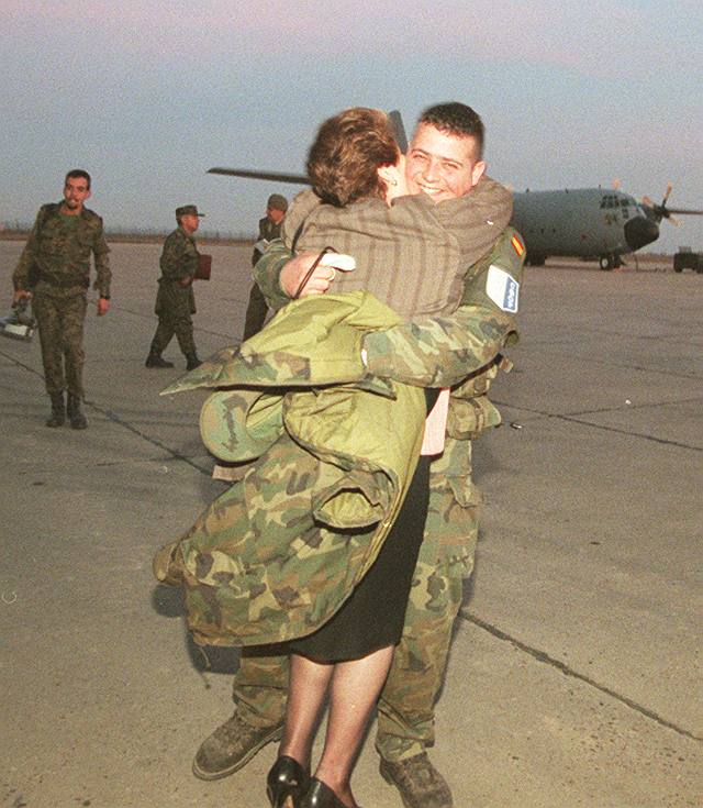 14.02.00 Un soldado del Escalón Avanzado de Apoyo Logístico XIV abraza a un familiar en el aeropuerto de Villanubla tras cumplir una misión humanitaria de cuatro meses en Bosnia.