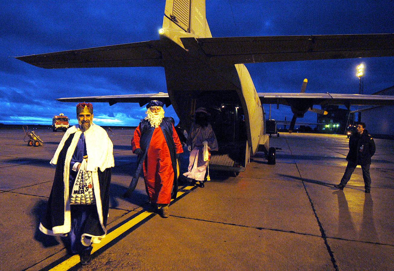 05.01.03 Los Reyes Magos llegan al aeropuerto de Villanubla.