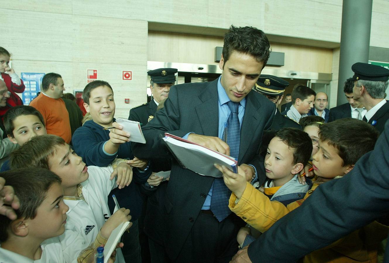 30.03.03 Raúl firma autógrafos en el aeropuerto de Villanubla donde la selección española hizo escala con destino a León.