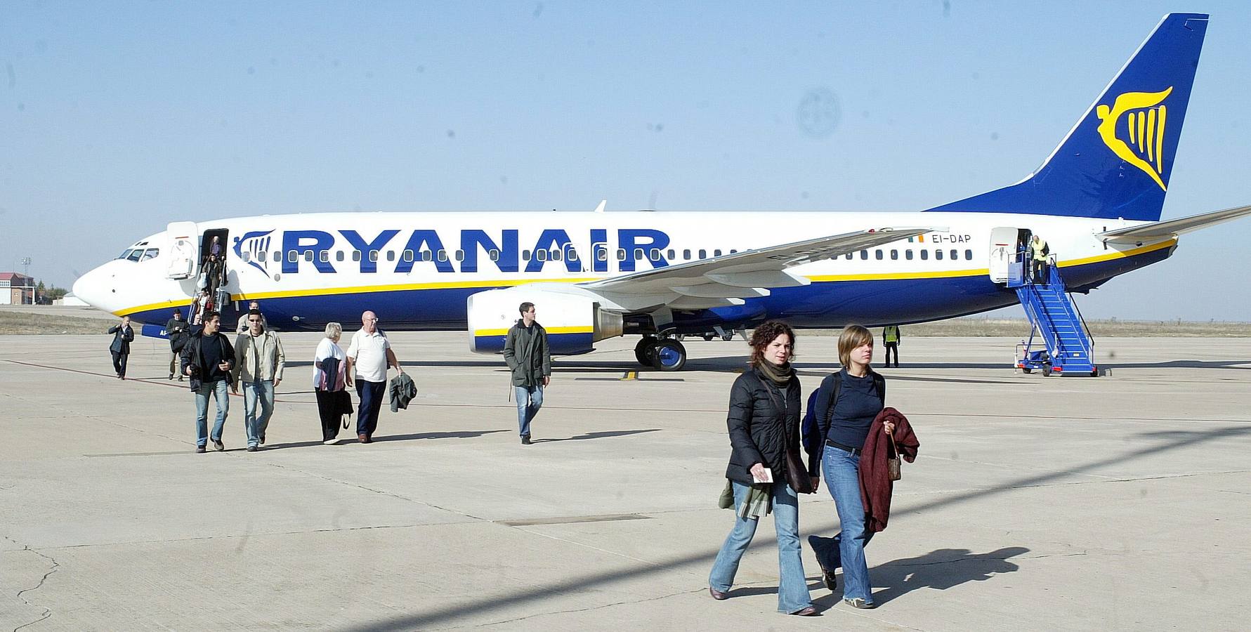 06.11.03 Pasajeros del primer vuelo procedente de Londres de la compañía Ryanair a su llegada al aeropuerto de Villanubla.