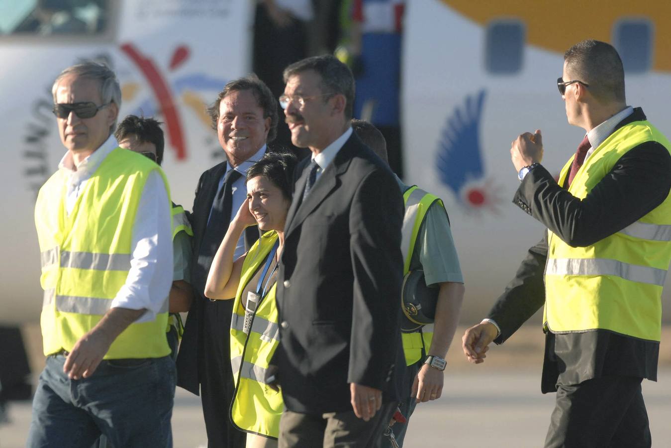 05.09.07 Julio Iglesias pasea junto a miembros de seguridad por el aeropuerto de Villanubla donde ha llegado esta tarde para ofrecer mañana su único concierto en España dentro de su gira mundial 'Live'.