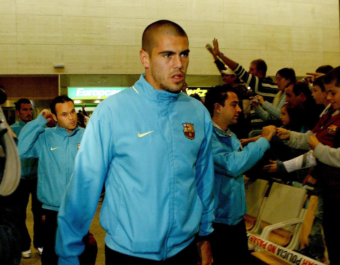 31.10.07 Los jugadores del Barcelona Valdés, Iniesta y Xavi llegan al aeropuerto de Villanubla.