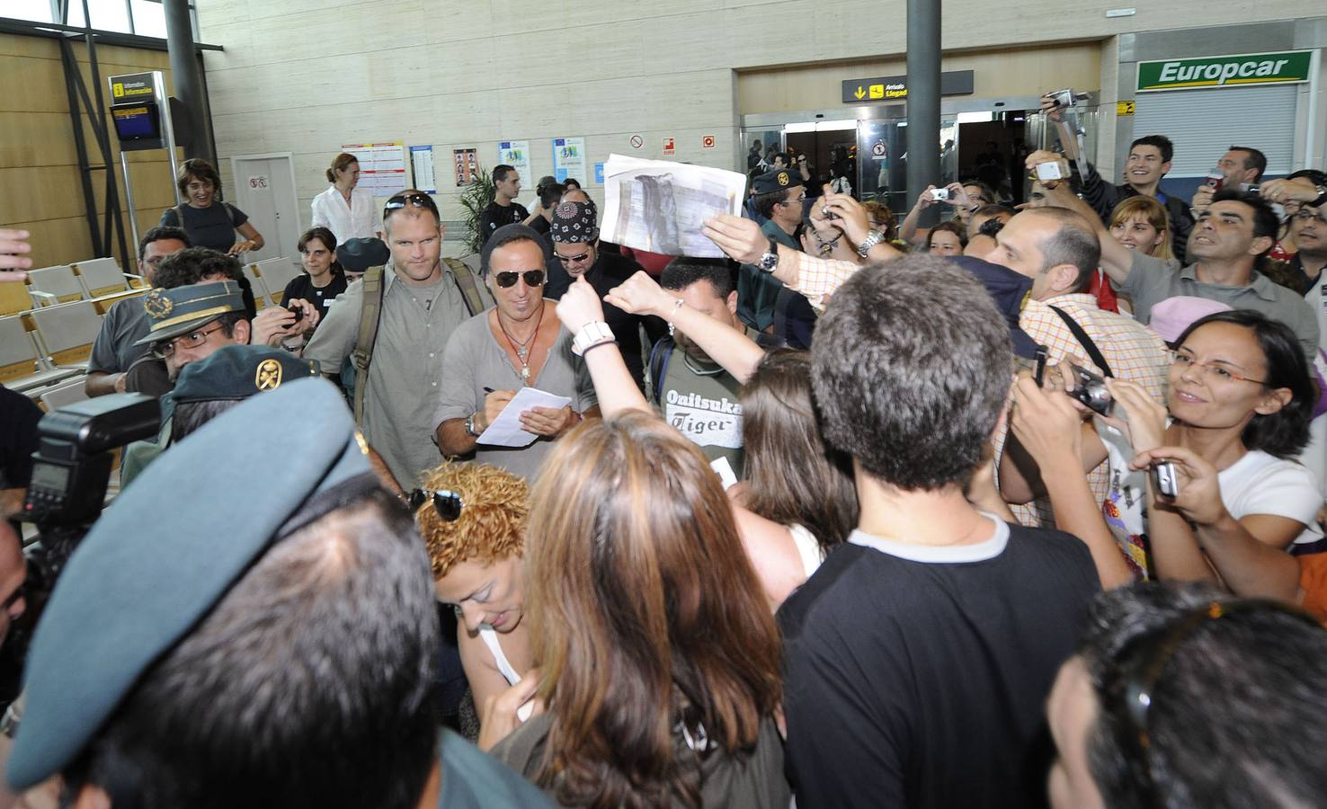 01.08.09 Bruce Springsteen, a su llegada al aeropuerto de Villanubla, atiende a sus fans el día que dará su concierto en el estadio José Zorrilla.
