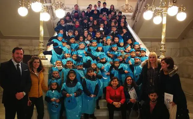 Alumnos y profesores posan con el alcalde en las escaleras del Ayuntamiento.