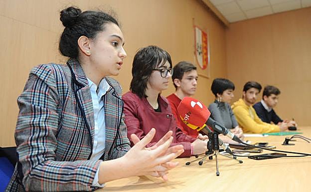 Delegados de Bachillerato presentan sus reclamaciones ante la prensa. 