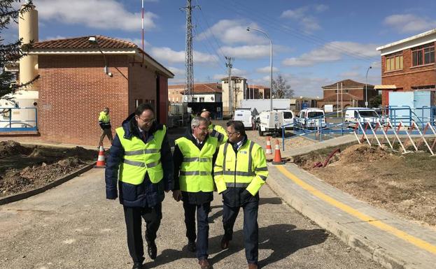 El alcalde visita la planta potabilizadora de Palencia. 