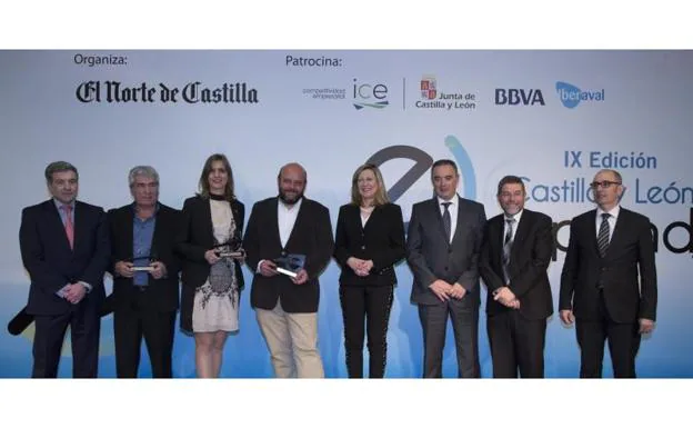Los galardonados en los premios 'Castilla y León Emprende', junto a autoridades y patrocinadores.