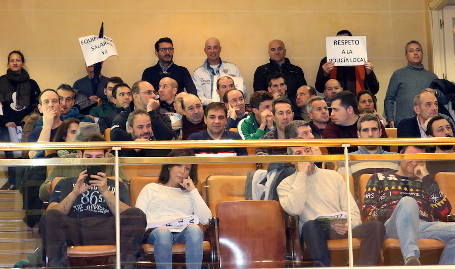 Fotos: La Policia Local de Segovia interrumpe el pleno del Ayuntamiento