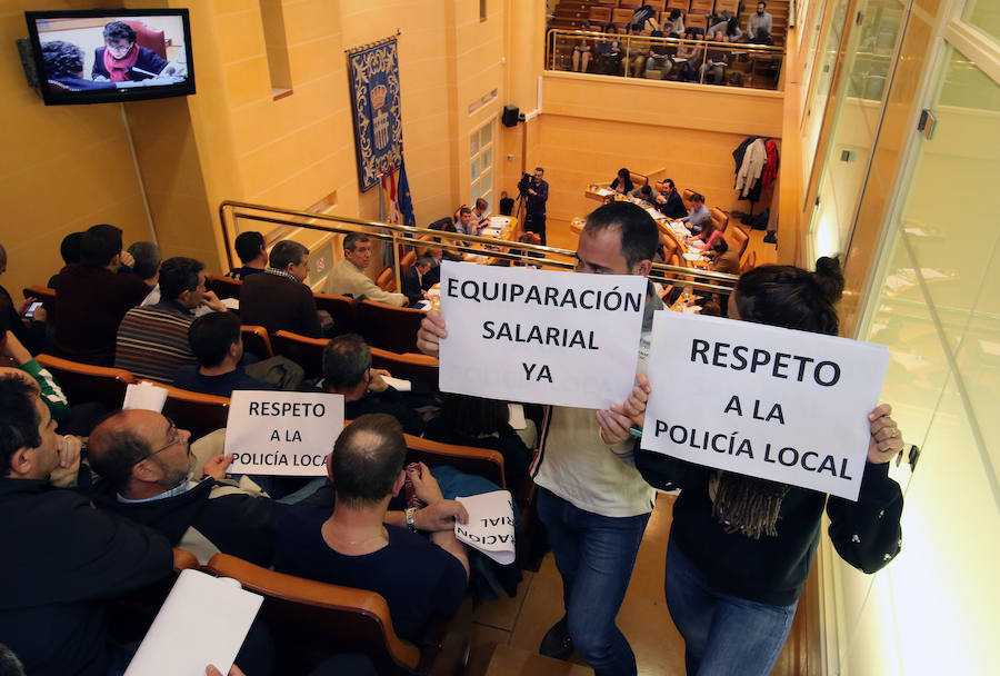 Fotos: La Policia Local de Segovia interrumpe el pleno del Ayuntamiento