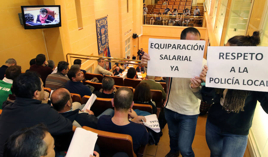 Fotos: La Policia Local de Segovia interrumpe el pleno del Ayuntamiento