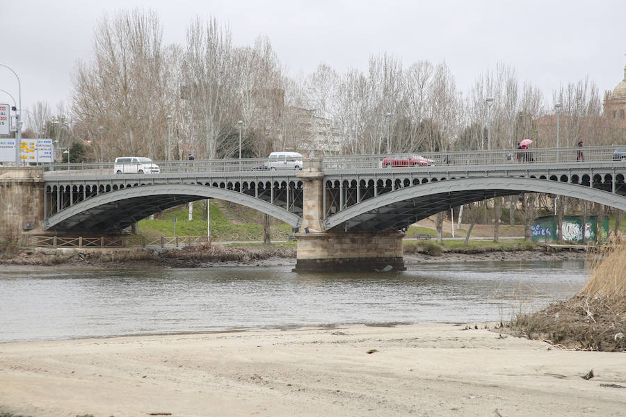 Fotos: Cauce del Tormes tras la rotura de una de las pesqueras que controlan el volumen y el flujo de agua