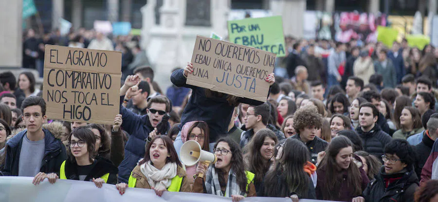 Fotos: Los estudiantes de Castilla y León piden una EBAU justa en Valladolid