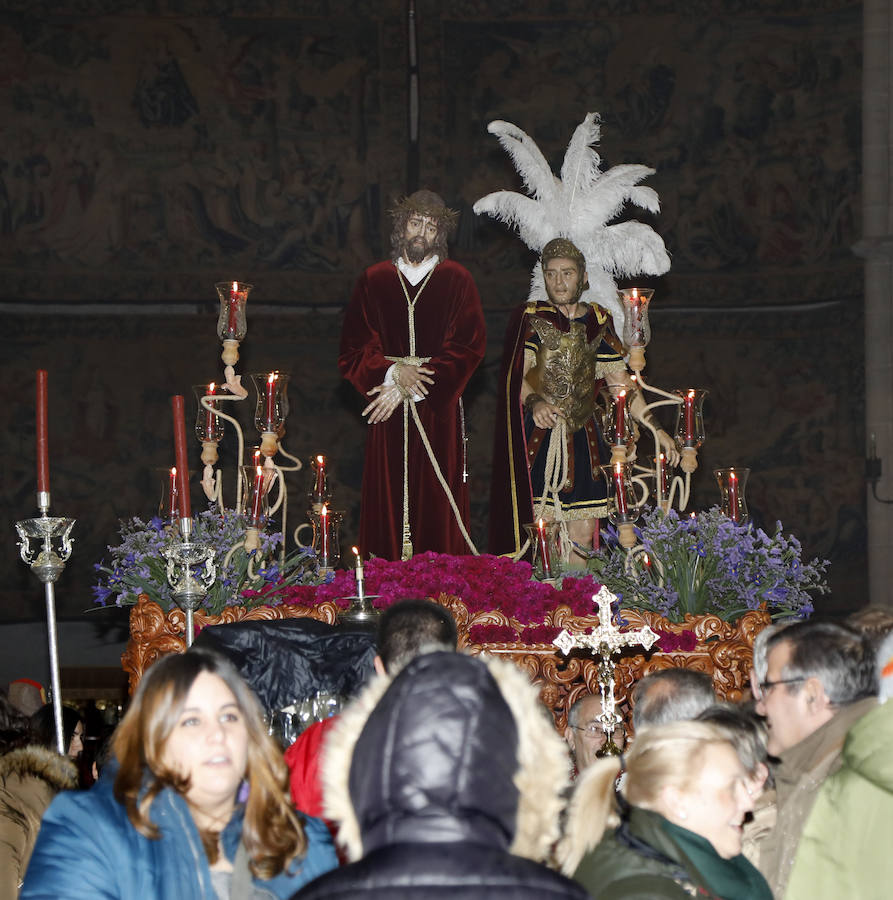 Fotos: La lluvia reduce a la catedral la primera procesión en Palencia