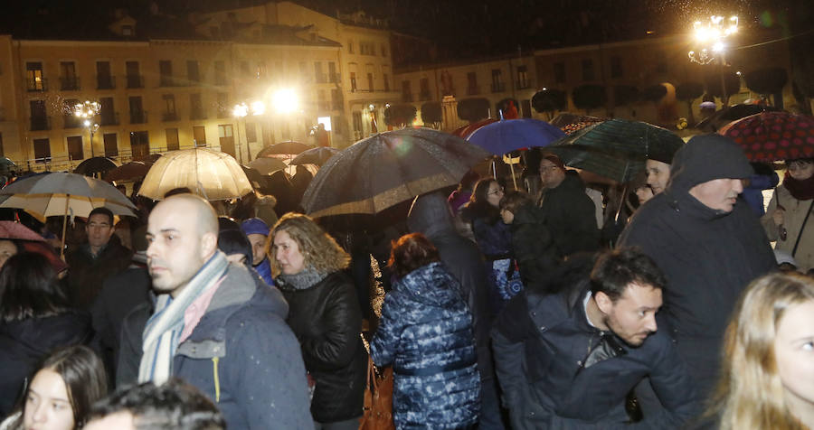 Fotos: La lluvia reduce a la catedral la primera procesión en Palencia