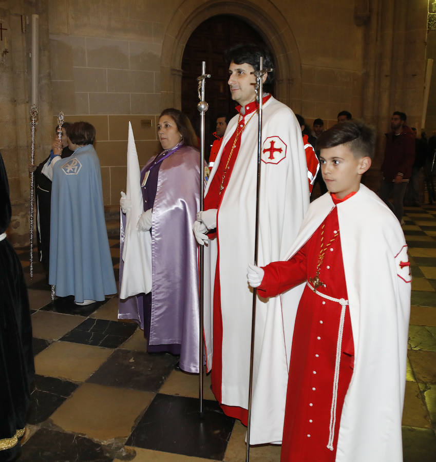 Fotos: La lluvia reduce a la catedral la primera procesión en Palencia