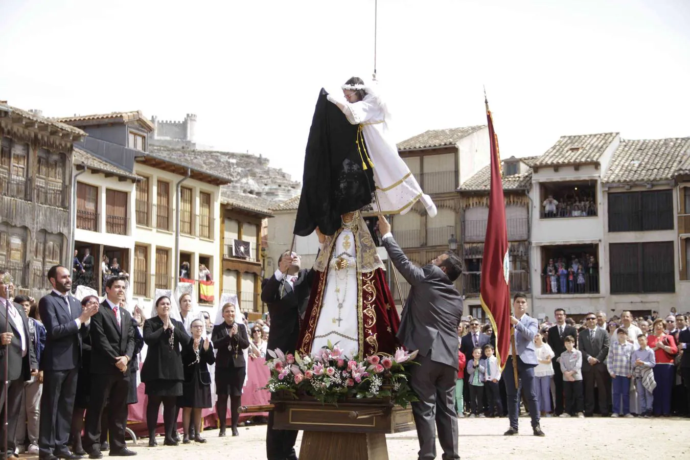 Bajada del Ángel de Peñafiel (Valladolid). Simboliza la aparición de un ángel a la Virgen María para anunciarla la resurrección de su hijo Jesucristo, tras tres días de su crucifixión. La Virgen es colocada entre dos torreones, donde se la aparecerá un ángel, que será un niño bajando de un 'globo' que se abrirá.