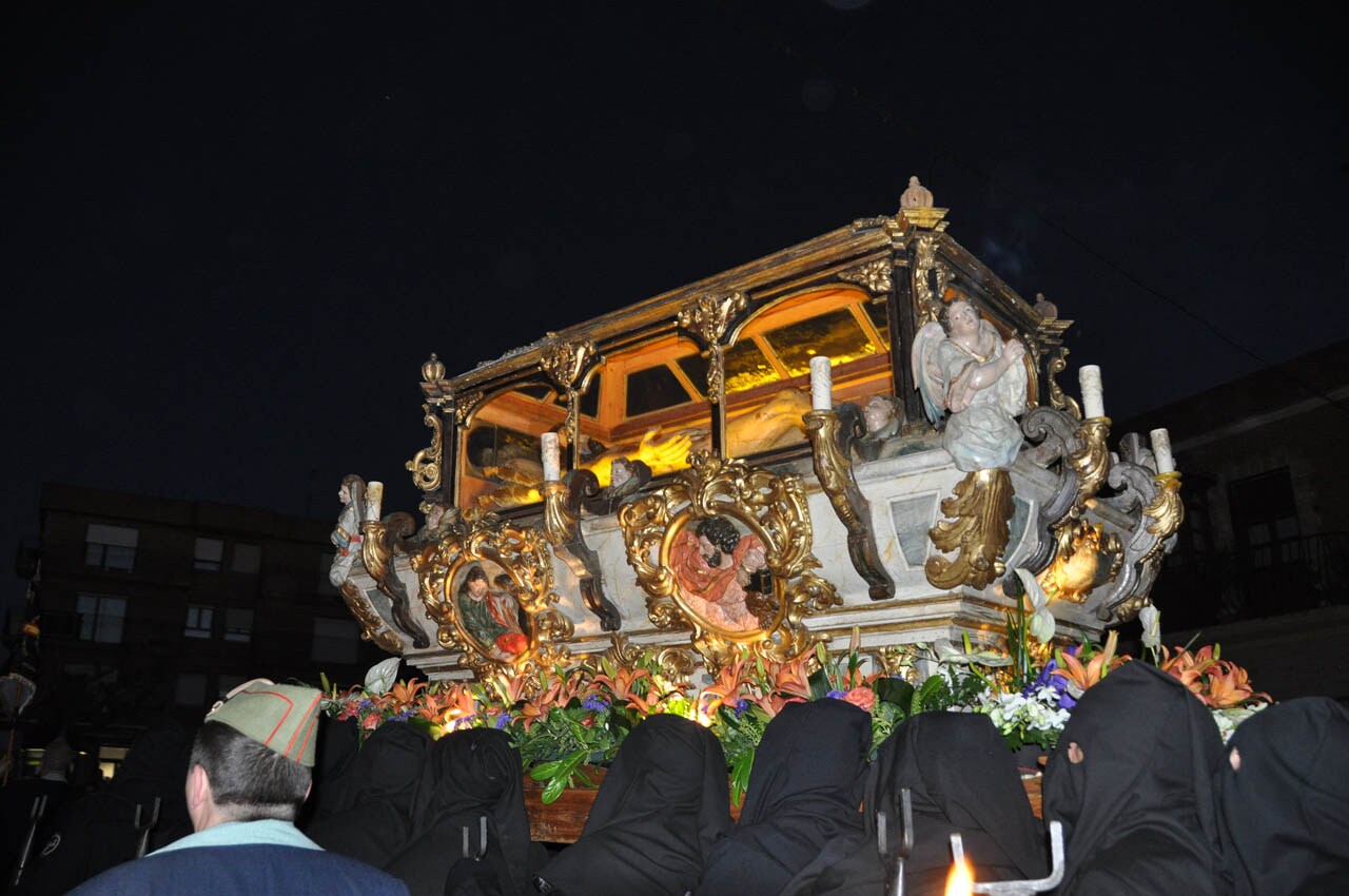 Sahagún (León). Se enmarca dentro de un rico patrimonio artístico que hace de la localidad la cuna del estilo mudéjar y punto neurálgico en el Camino de Santiago. Reside su particularidad en la manera de procesionar los pasos, a hombros de los penitentes en tableros de madera y siguiendo el compás de los tambores y bombos.