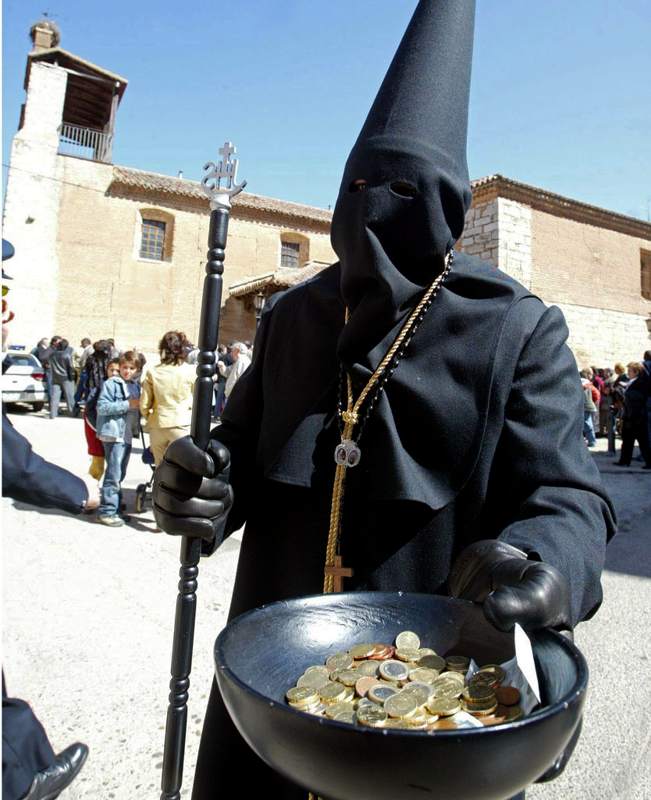 Toro (Zamora). Una tradición nacida del pueblo, del sentimiento que las gentes expresaban en estas fechas, posteriormente encauzado por órdenes religiosas, creándose las primeras cofradías bajo la protección de los conventos, siendo laprimera del siglo XV, de la Orden de los Franciscanos. El primer acto conmovedor es 'el Besamanos de Jesús' previo al Domingo de Ramos, un Vía Crucis ofrecido por la cofradía de Jesús que culmina con la bajada del Cristo, al que besan la maño derecha y hacen peticiones.