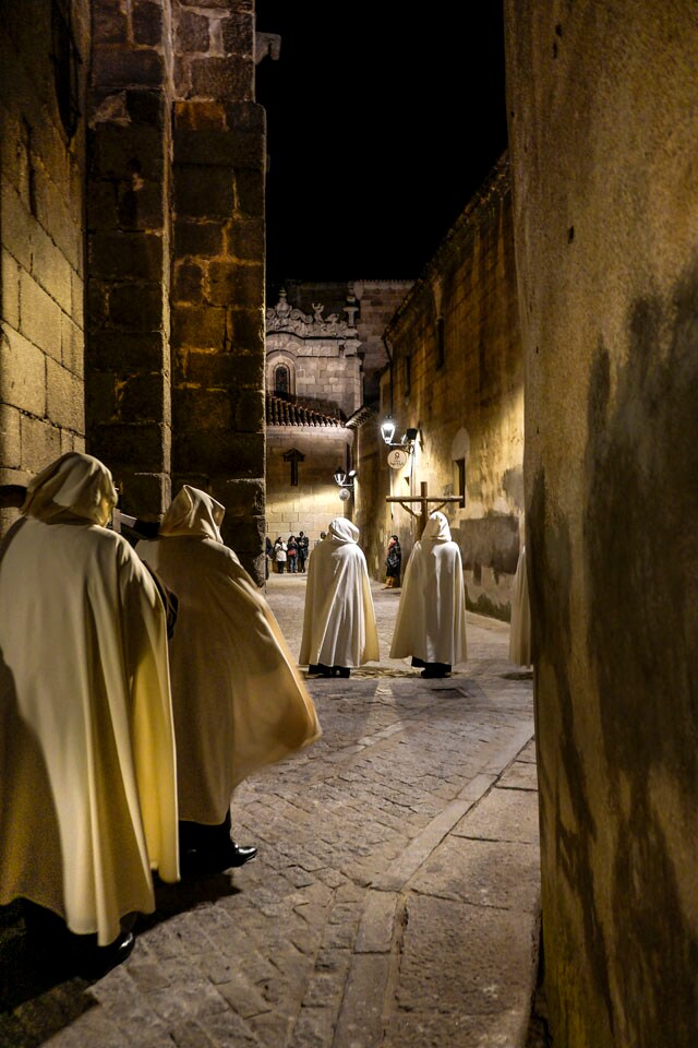 Ávila. Se desarrolla en un entorno único, alrededor de la monumental muralla y en el interior del casco histórico. Una de las procesiones más importantes es la que se celebra el Miércoles Santo, la del Cristo de las Batallas, que sale del convento de Mosén Rubí. La imagen titular es un pequeño busto del siglo XV que acompañó a los Reyes Católicos en sus campañas bélicas, de aquí su nombre.