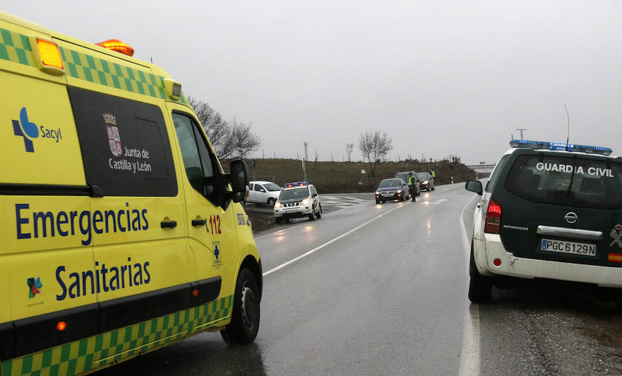 Una ambulancia y Guardia Civil en el lugar del accidente. 